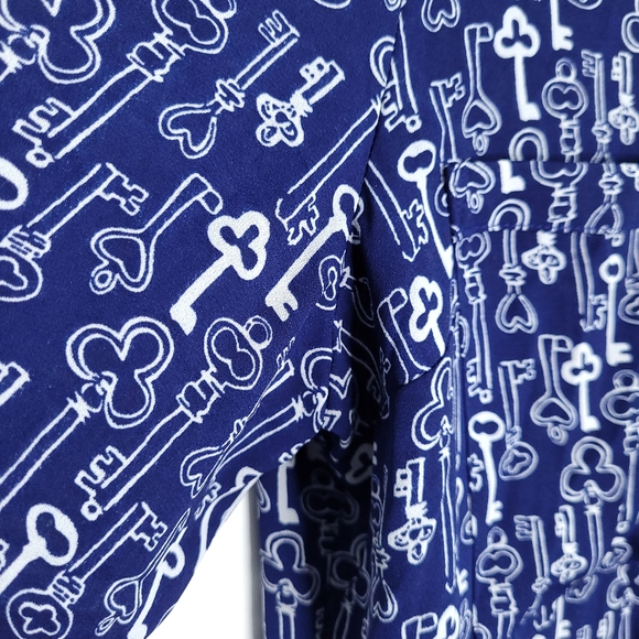 EXPRESS Portofino V-neck Shirt With Allover Key Print MEDIUM - Picture 4 of 12